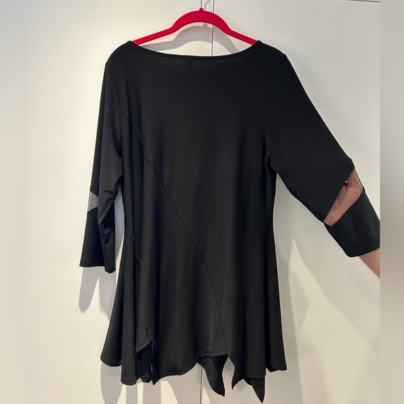 Beautiful top flattering for all body types. - Picture 4 of 5